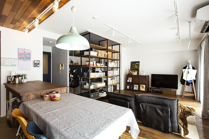 本でつくる最後の壁、ただいま工事中