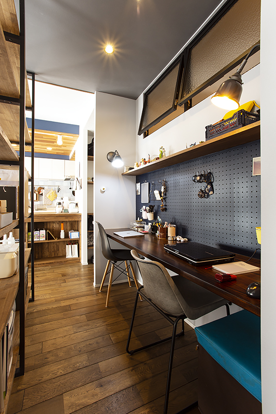 本でつくる最後の壁、ただいま工事中