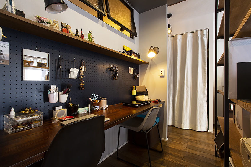 本でつくる最後の壁、ただいま工事中