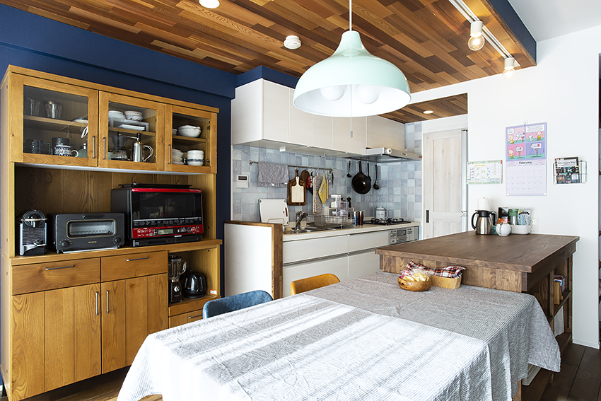 本でつくる最後の壁、ただいま工事中