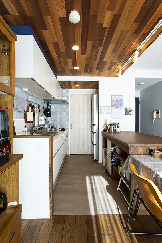 本でつくる最後の壁、ただいま工事中