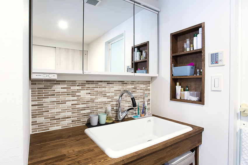 本でつくる最後の壁、ただいま工事中