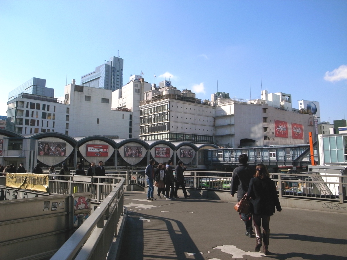 かつての東横線渋谷駅の地上ホームと東急百貨店東横店