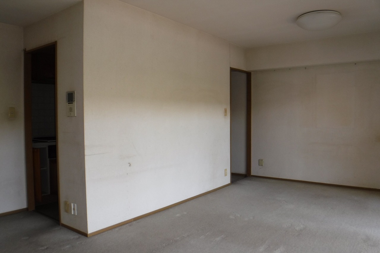 木の温もりと広々空間!壁一面に広がるI型キッチン_before