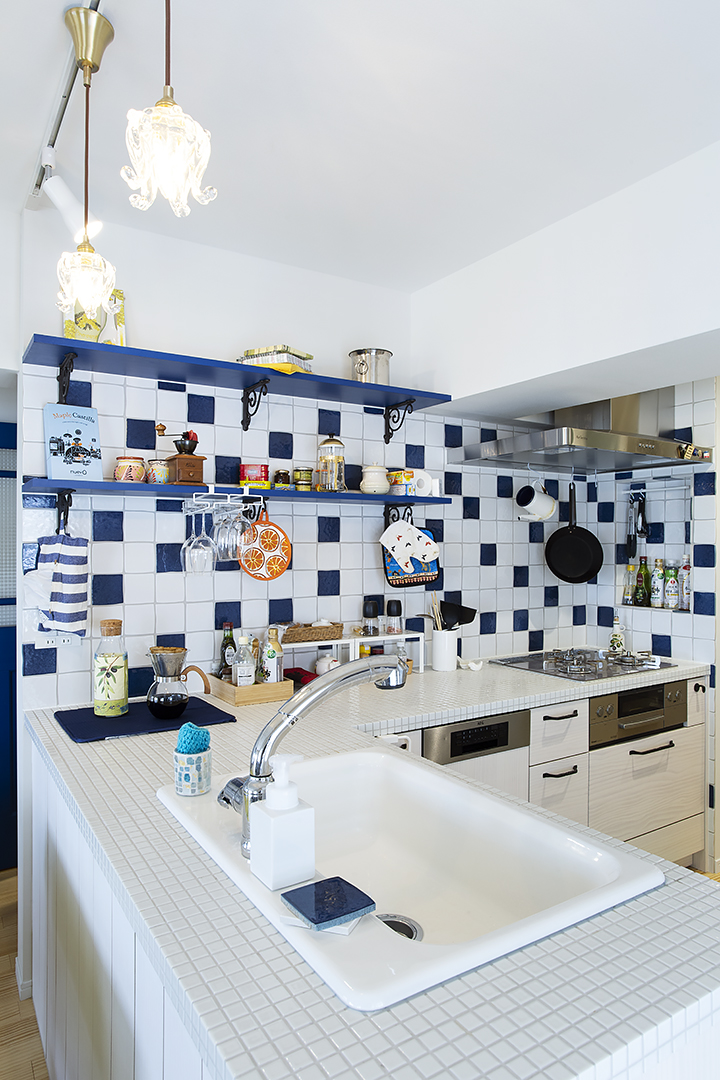 フランスの思い出を再現!白と青のタイルが映えるL型キッチン_after