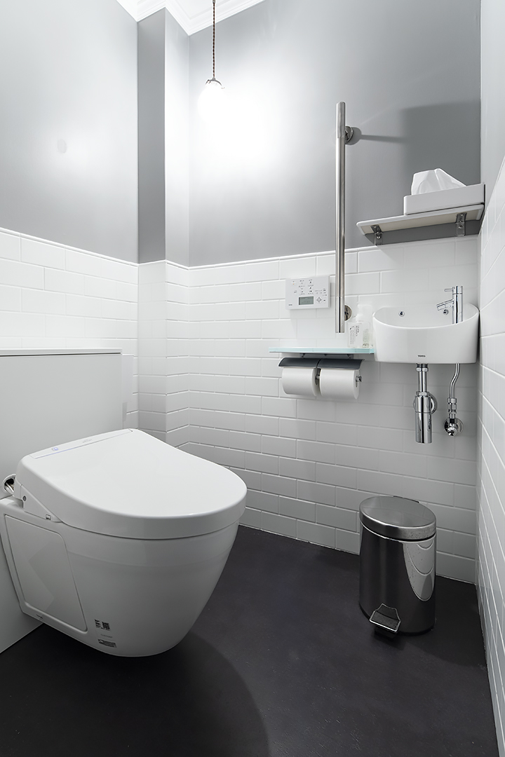 清潔感漂う、浮いているトイレ