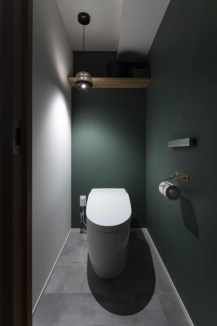 ペンダントライトが印象的なトイレ
