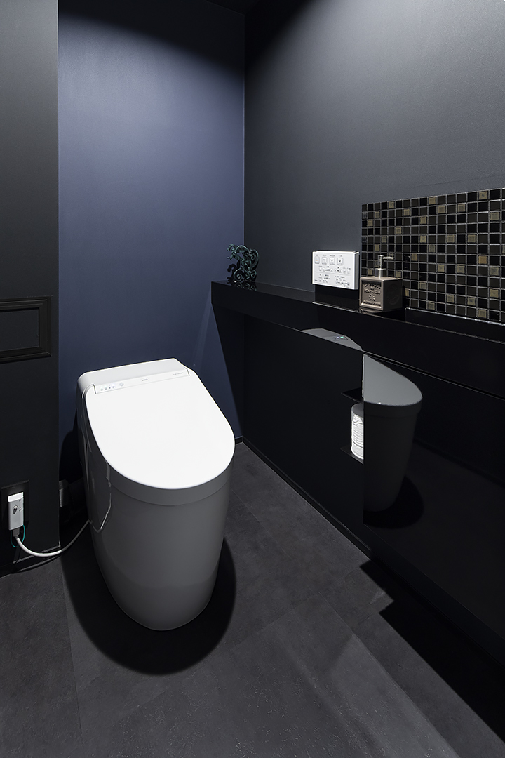 ブラックに仕上げたこだわりのトイレ