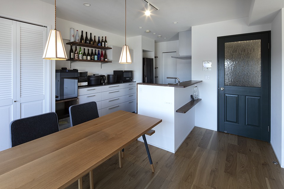 趣味と実用を両立!回遊動線が便利なペニンシュラ型キッチン_after