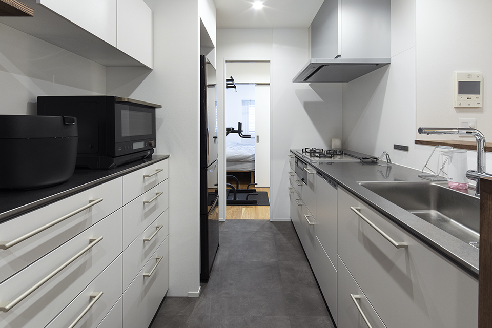 趣味と実用を両立!回遊動線が便利なペニンシュラ型キッチン_after