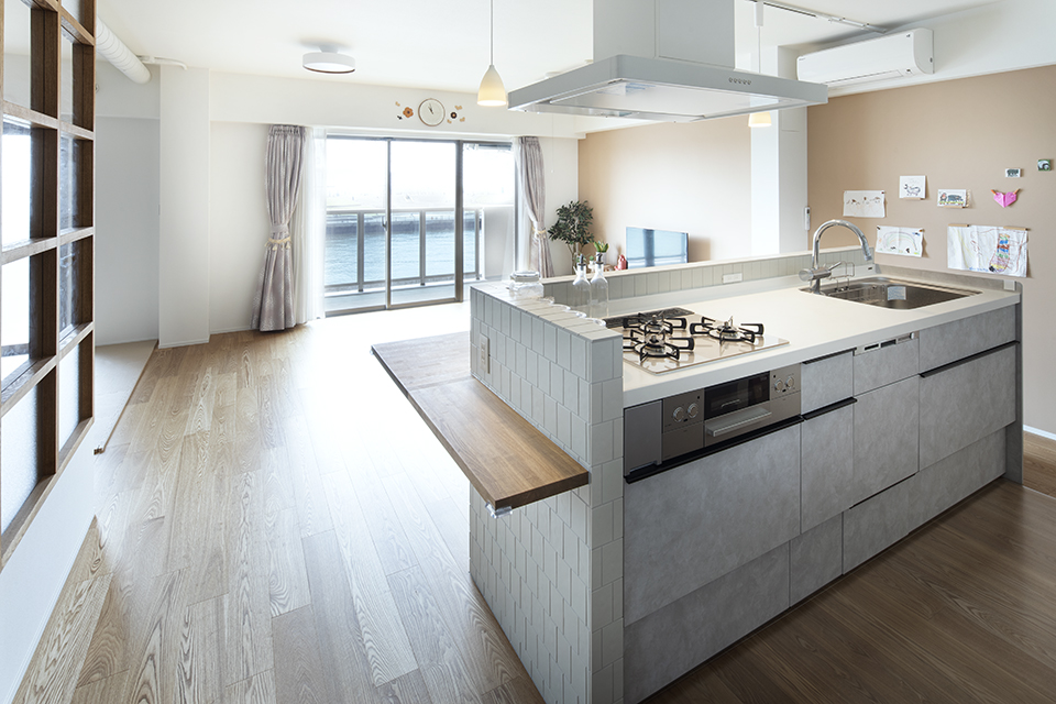 広々リビングで楽しむ!家族が集うアイランド型キッチン_after