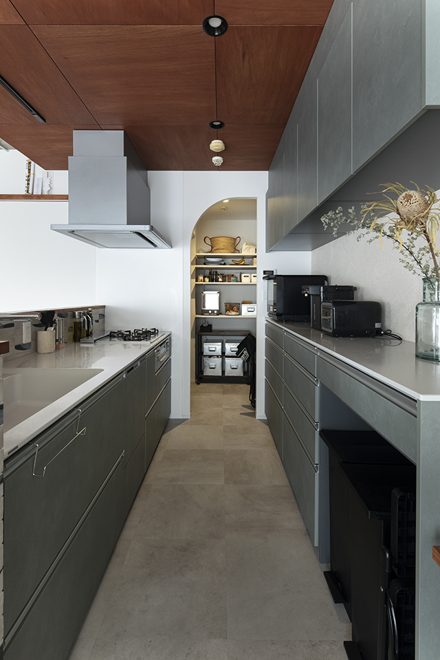 内装に調和するデザイン!マホガニー色とタイルが映えるペニンシュラ型キッチン_after