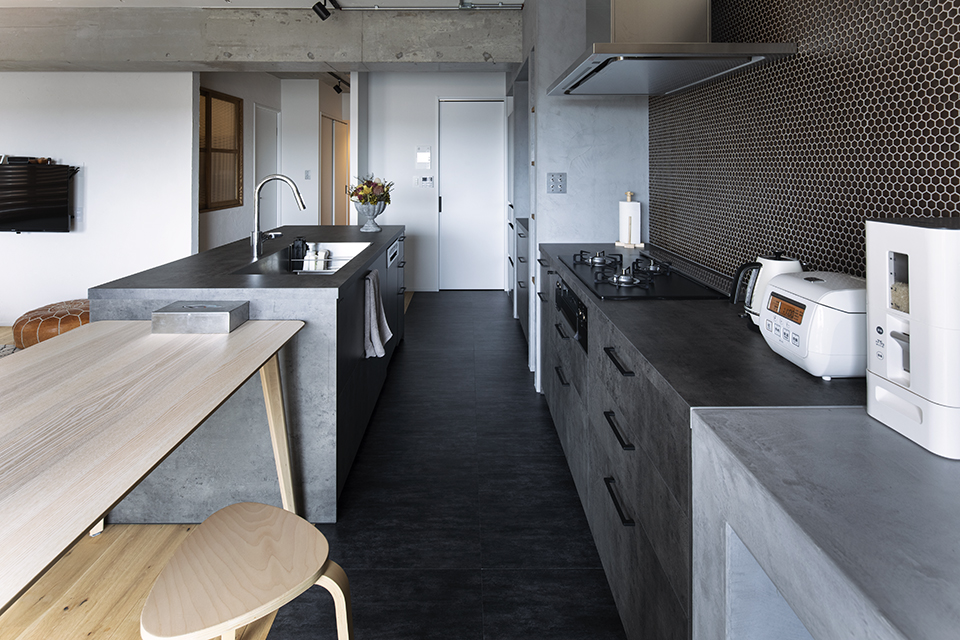 SHOPの雰囲気を再現!無機質デザインが際立つII型キッチン_after