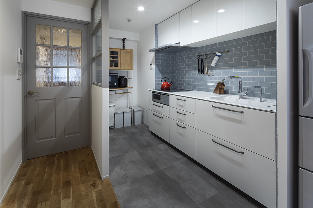 空間を切り分けない、ゆるやかなゾーニングのI型キッチン_after