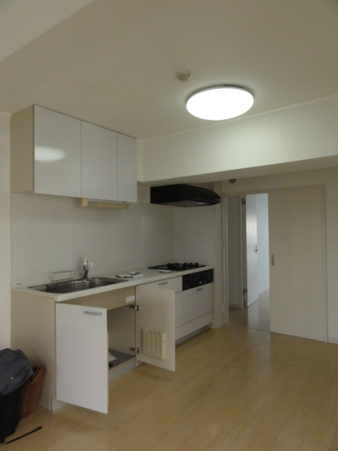 フランスの思い出を再現!白と青のタイルが映えるL型キッチン_before