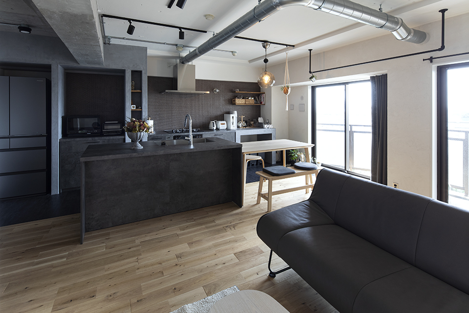 SHOPの雰囲気を再現!無機質デザインが際立つII型キッチン_after