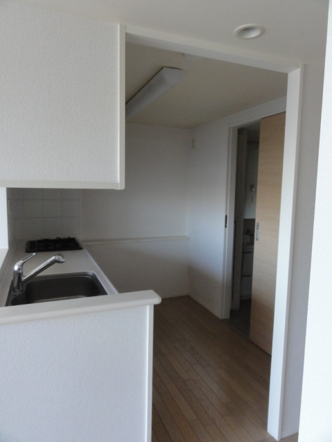 インテリアと調和する!広々作業スペースを持つエレガントなL型キッチン_before