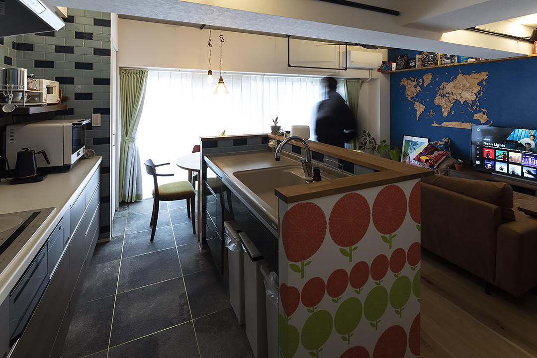 アクセントクロスで彩る!ギャラリー風のおしゃれなII型キッチン_after