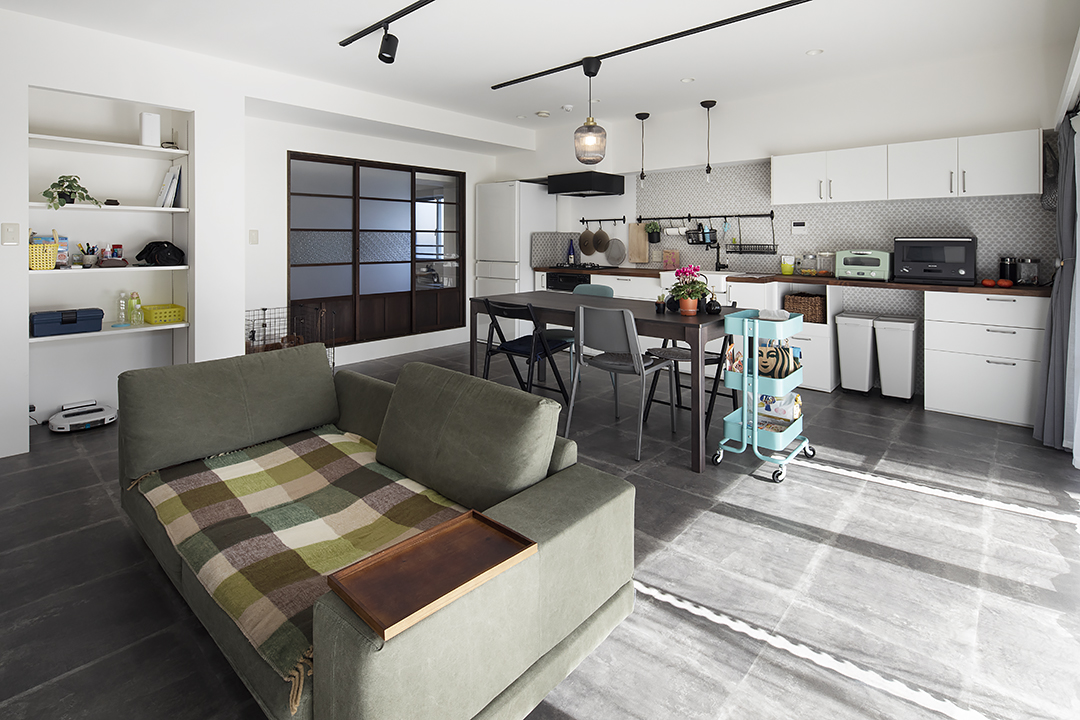 木の温もりと広々空間!壁一面に広がるI型キッチン_after