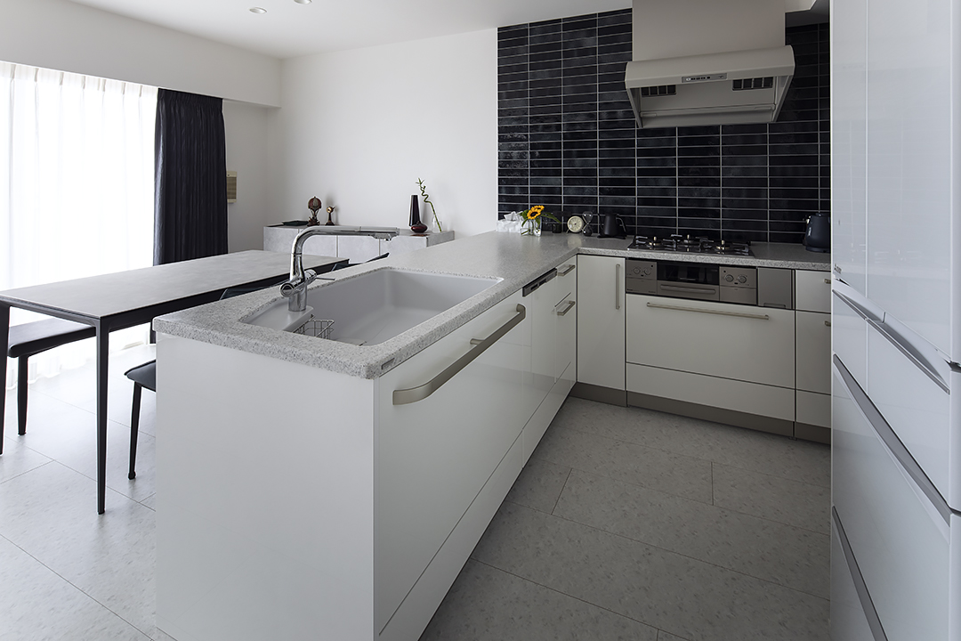 インテリアと調和する!広々作業スペースを持つエレガントなL型キッチン_after