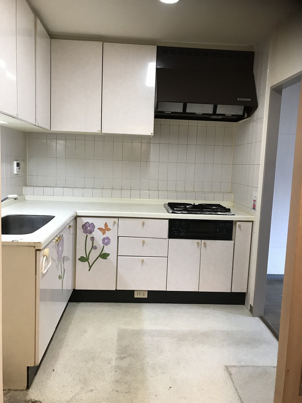 内装に調和するデザイン!マホガニー色とタイルが映えるペニンシュラ型キッチン_before