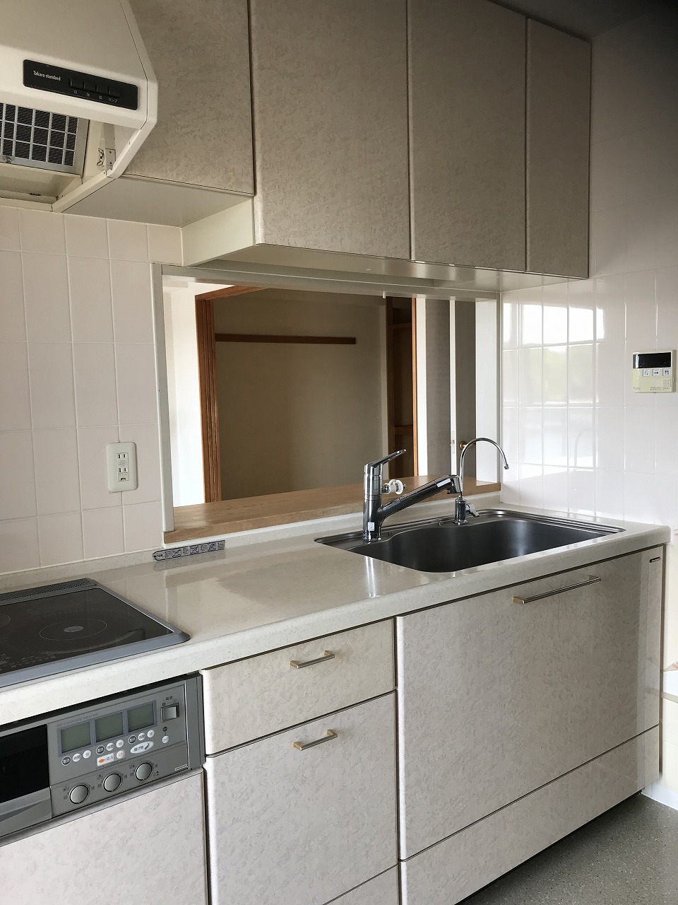 広々リビングで楽しむ!家族が集うアイランド型キッチン_before