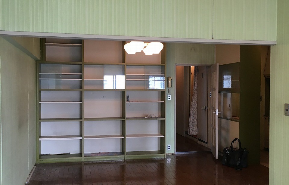 カフェの居心地を自宅で!ディスプレイ収納が映えるペニンシュラ型キッチン_before