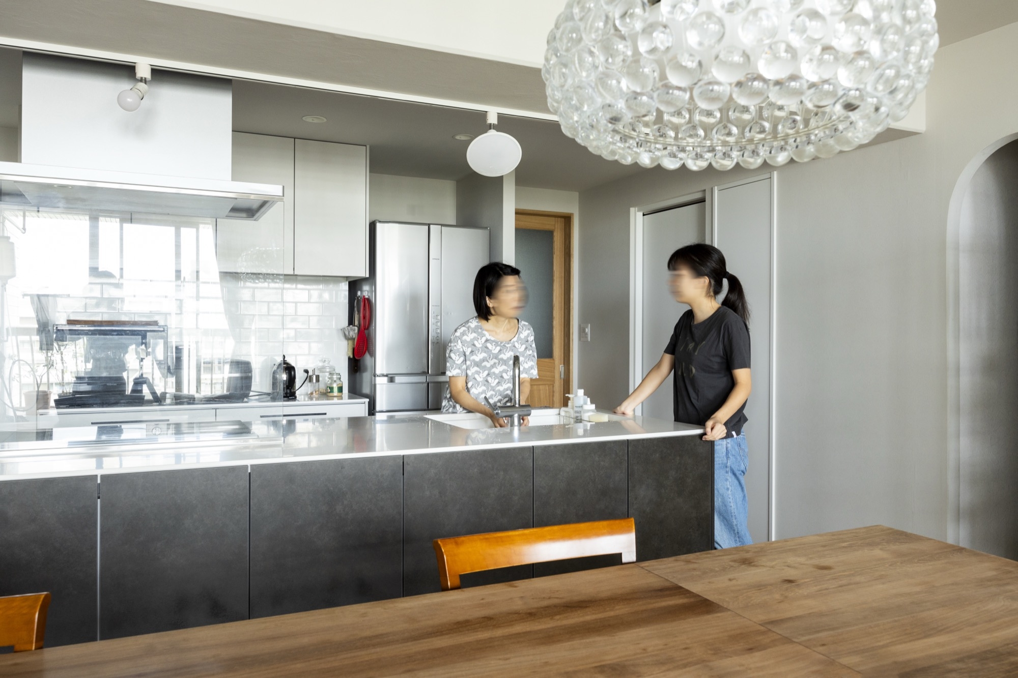 家族が集まる心地良い、大きなダイニングテーブルのある暮らし