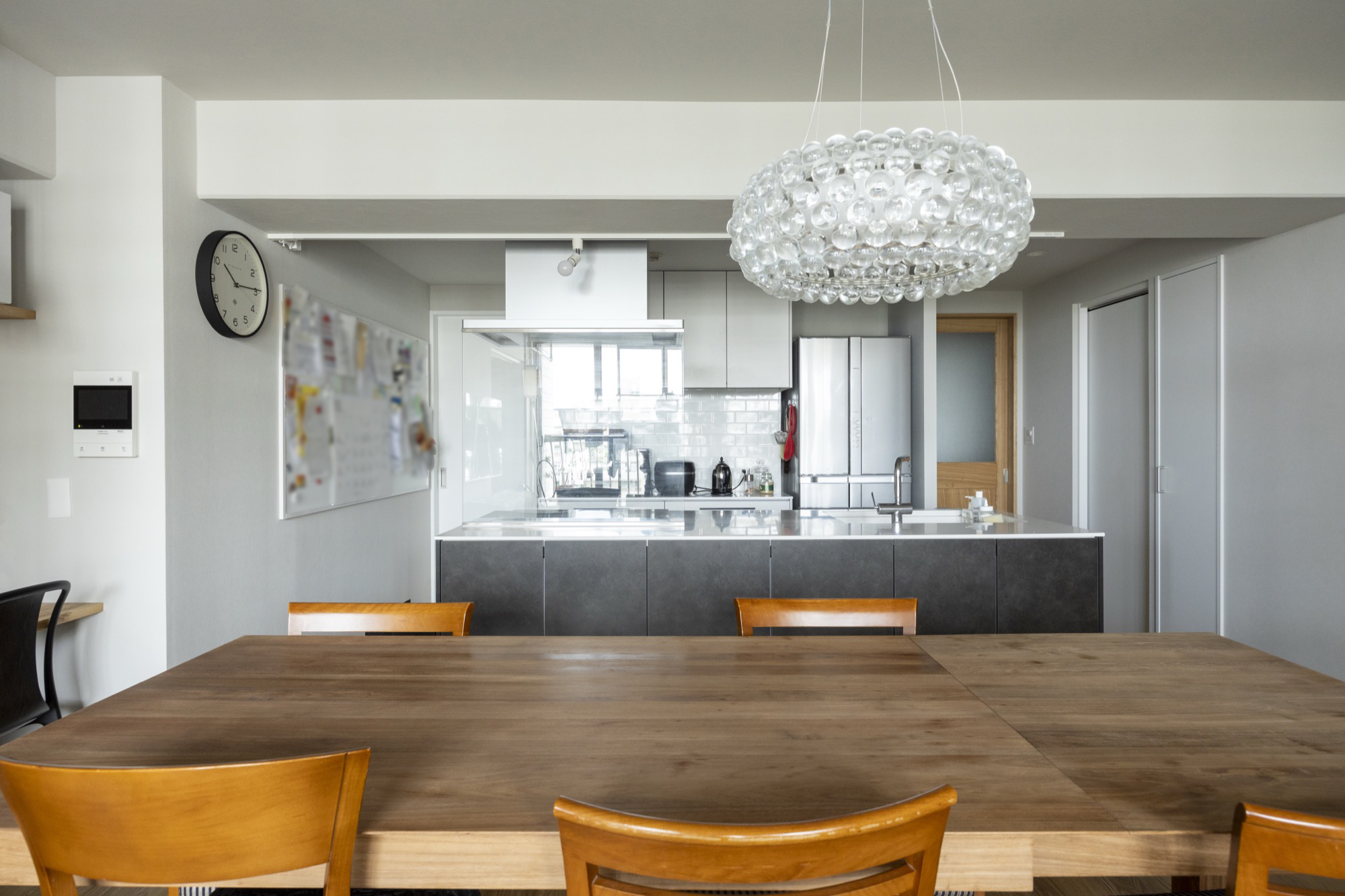 家族が集まる心地良い、大きなダイニングテーブルのある暮らし