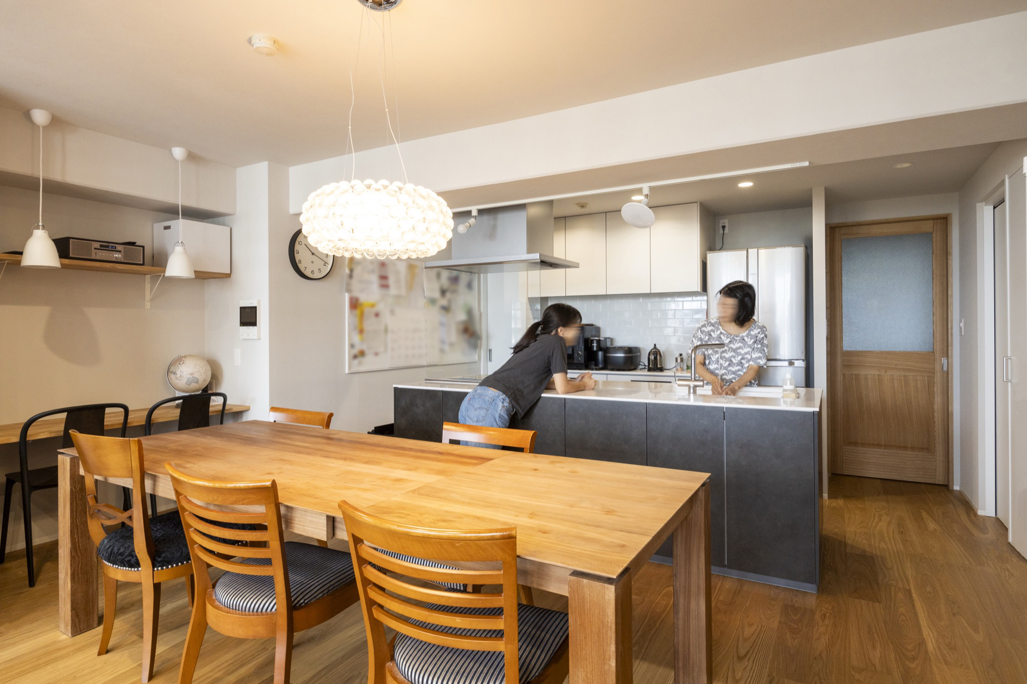 家族が集まる心地良い、大きなダイニングテーブルのある暮らし