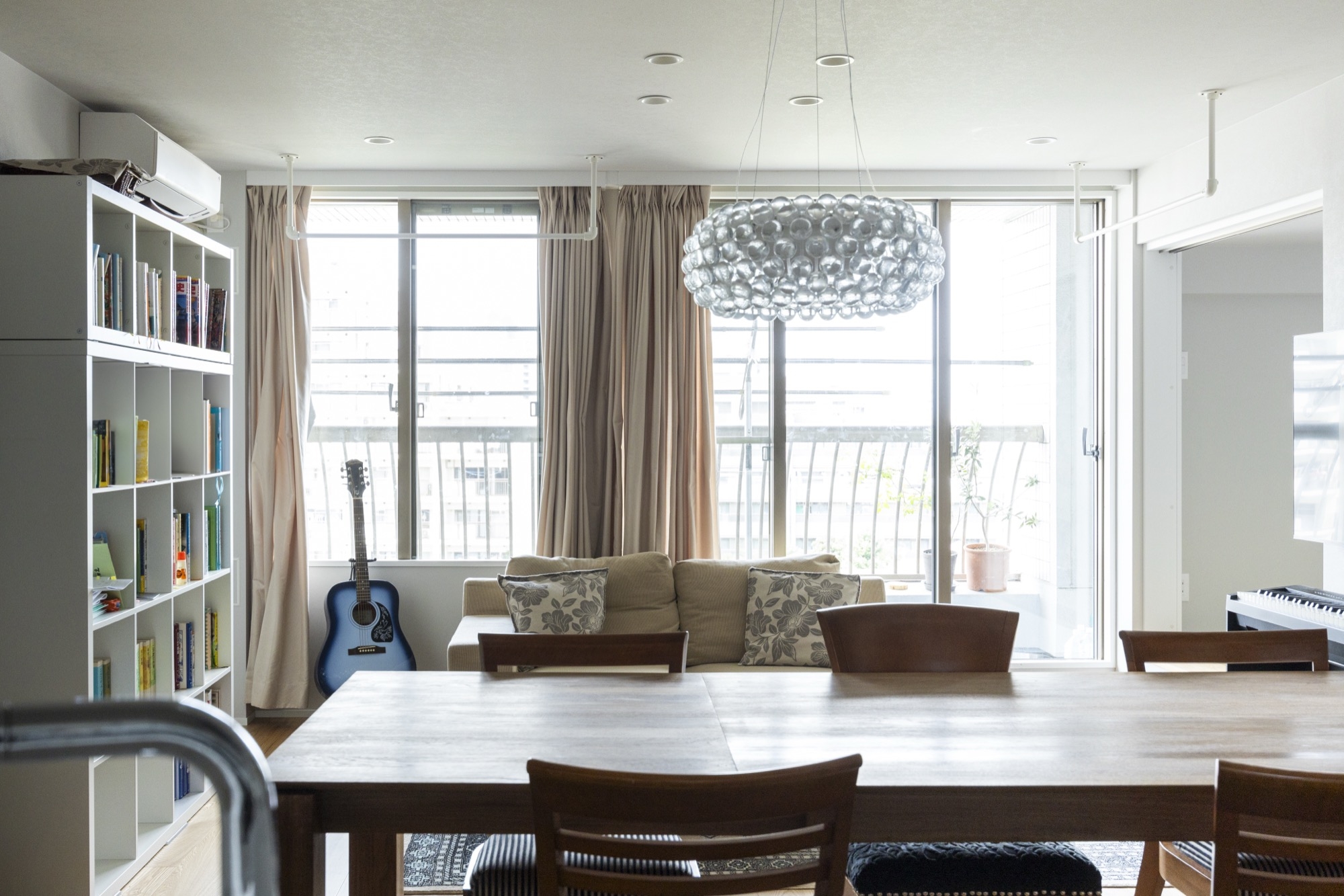 家族が集まる心地良い、大きなダイニングテーブルのある暮らし