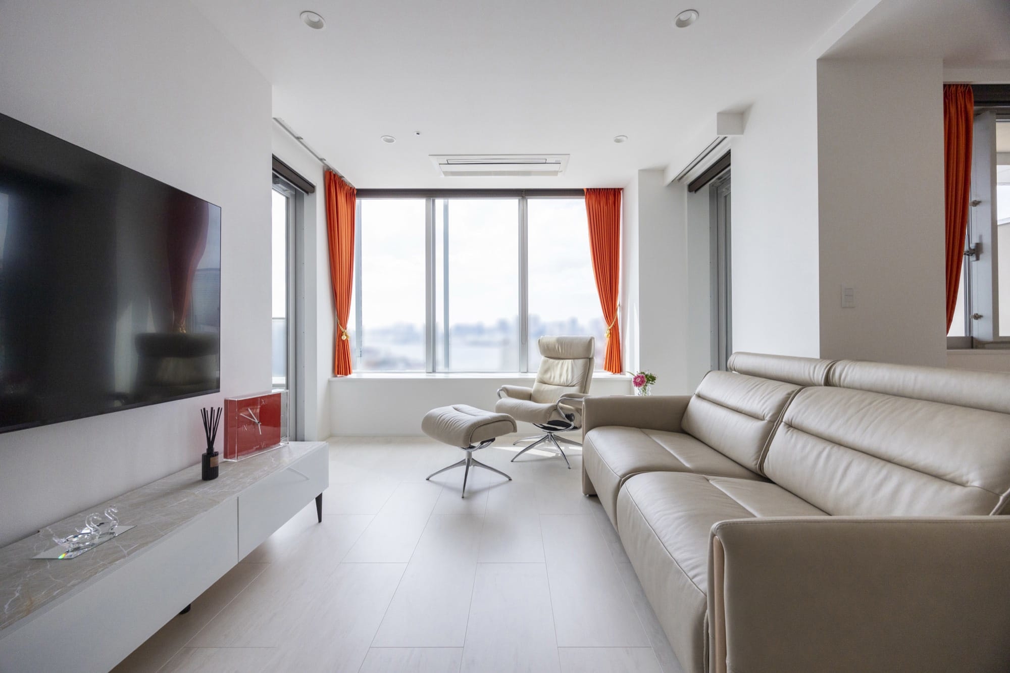 海の景色を日常に取り込む、開放的なLDK