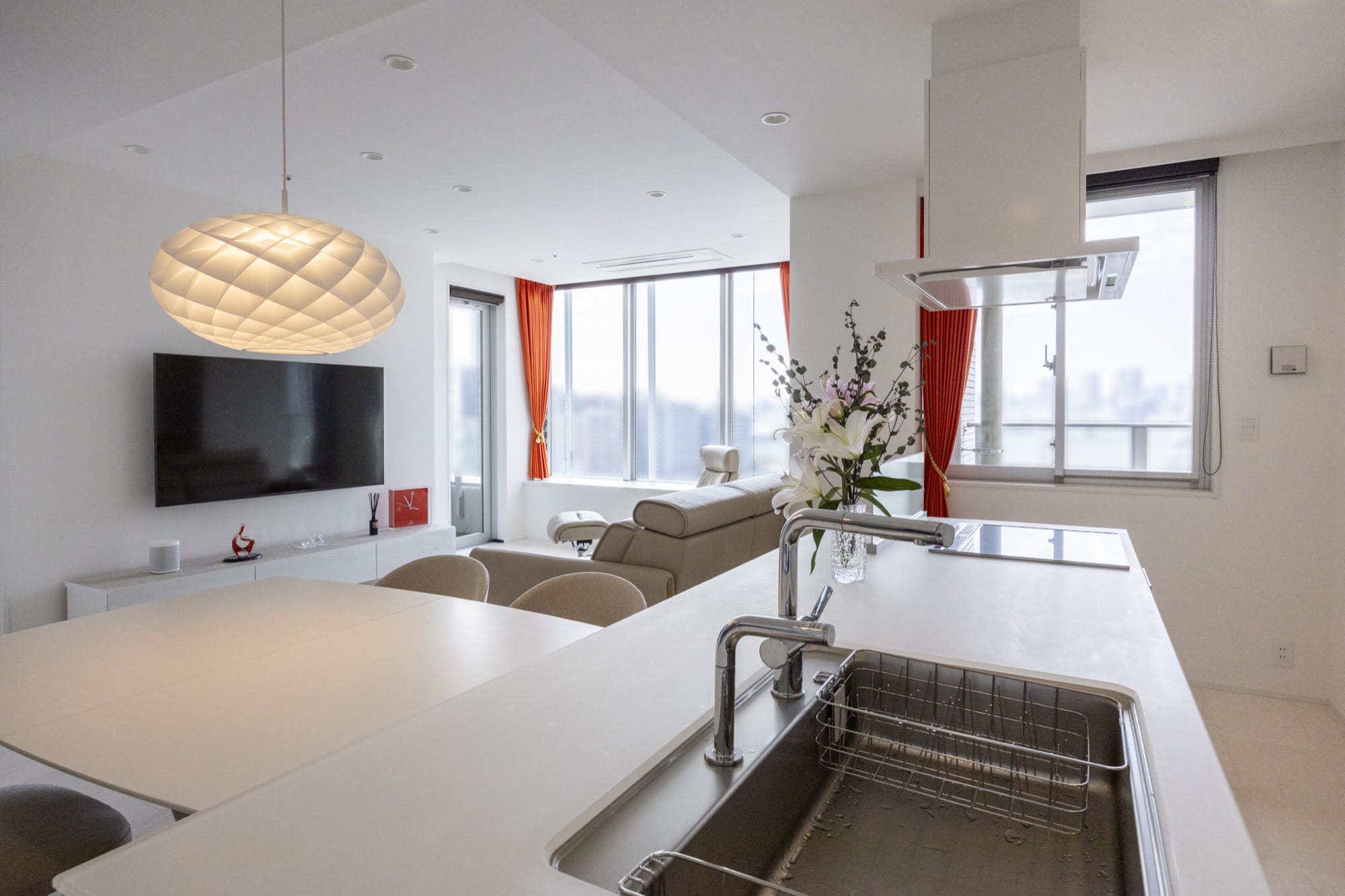 海の景色を日常に取り込む、開放的なLDK