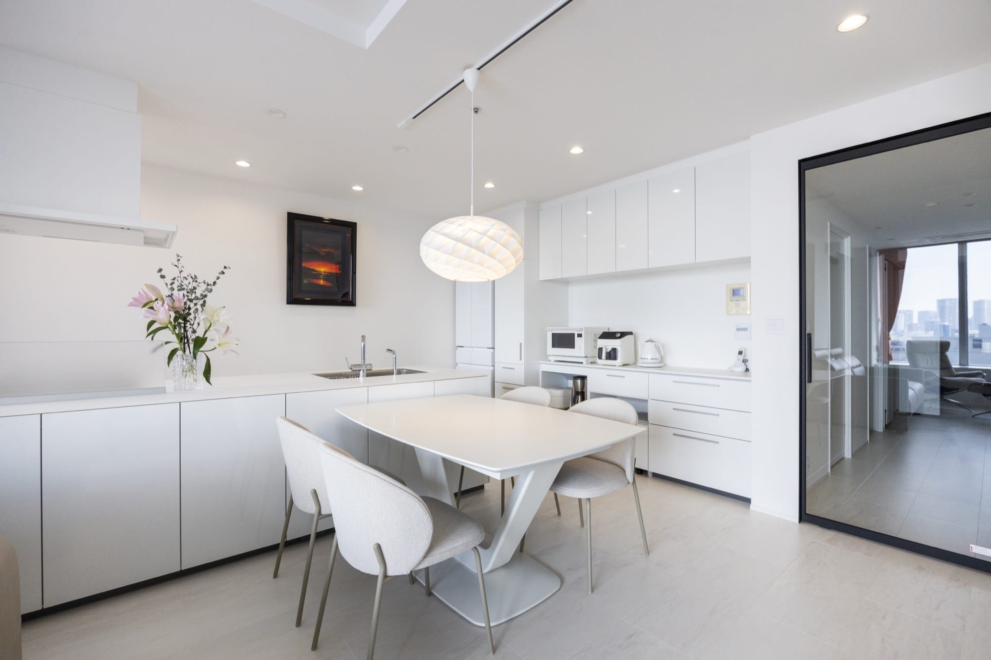 海の景色を日常に取り込む、開放的なLDK