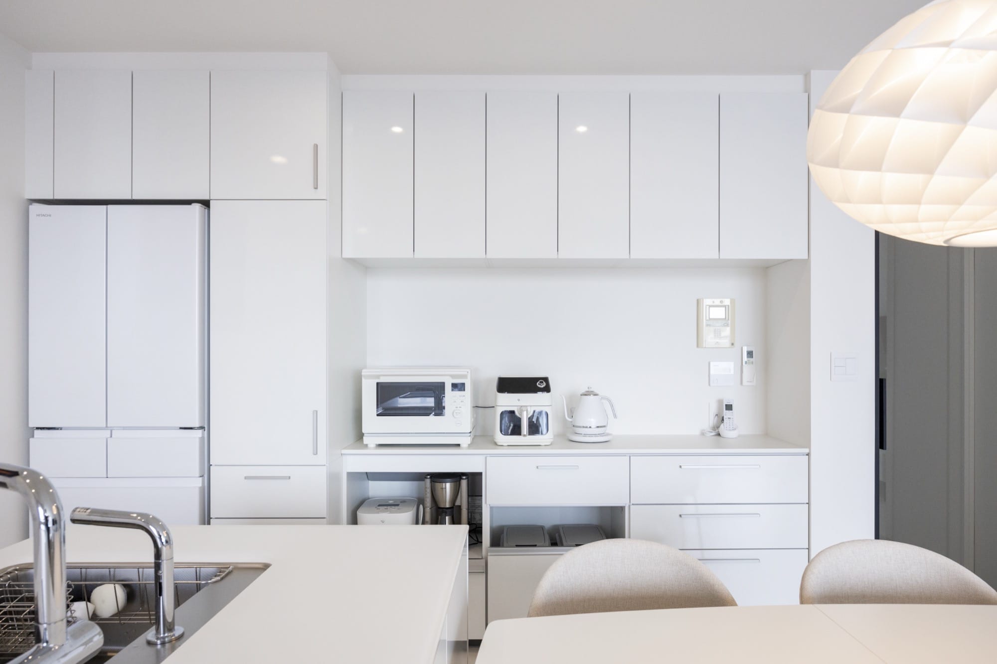 海の景色を日常に取り込む、開放的なLDK