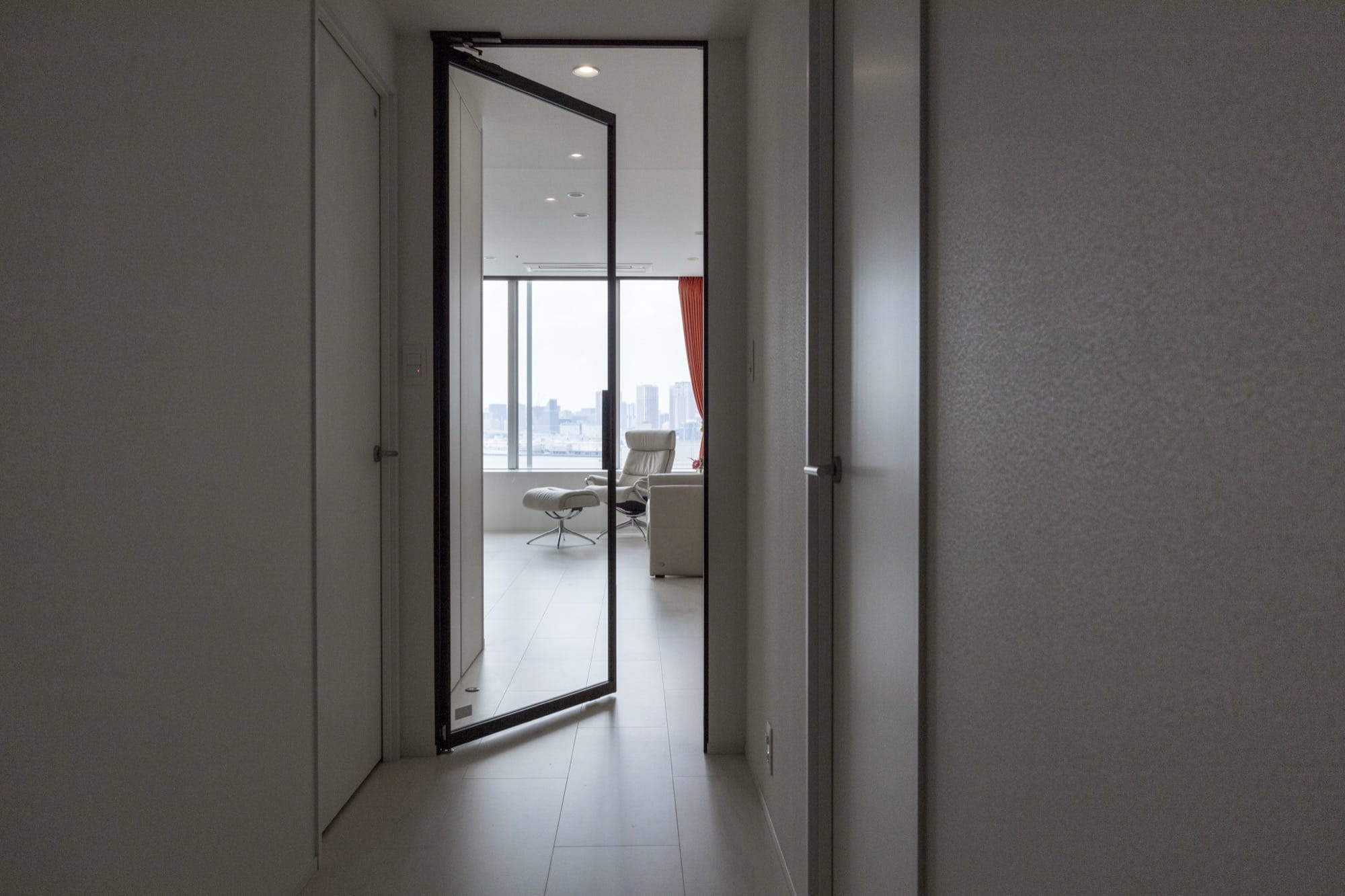 海の景色を日常に取り込む、開放的なLDK