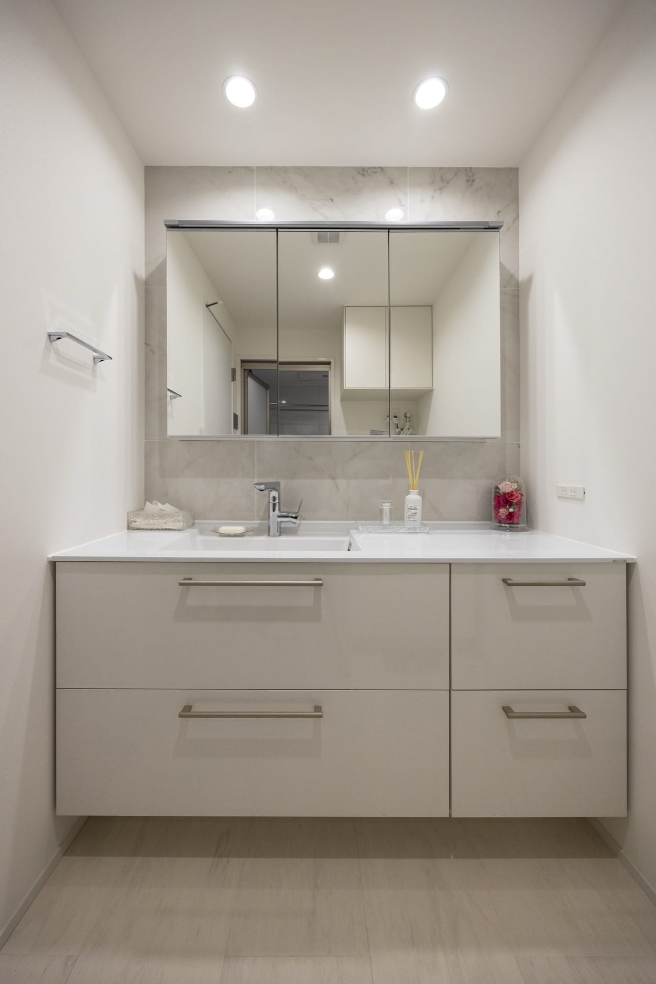 海の景色を日常に取り込む、開放的なLDK