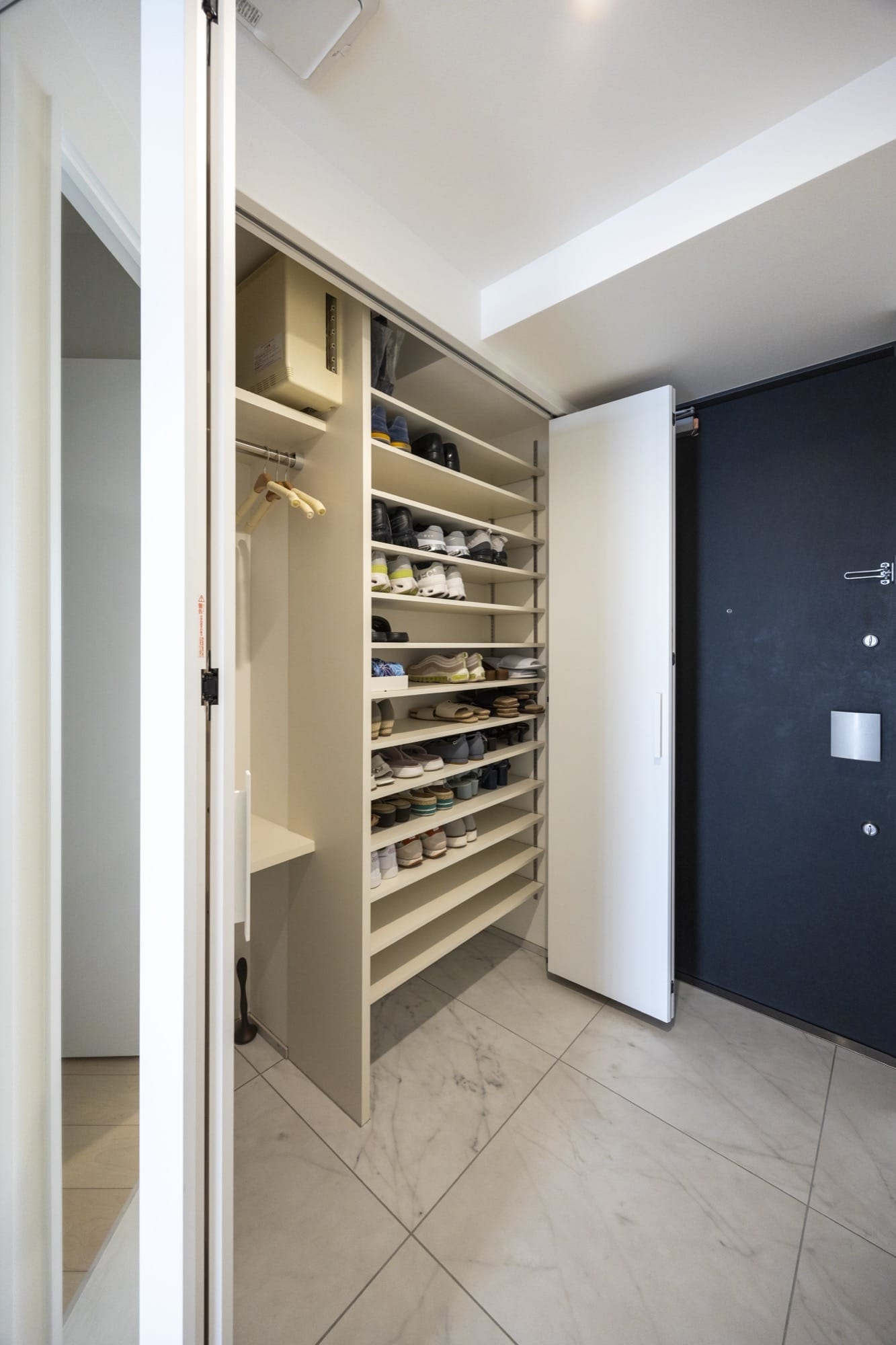 海の景色を日常に取り込む、開放的なLDK